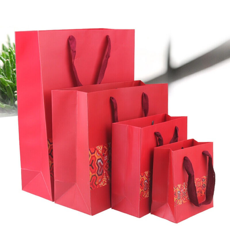 Les fabricants de boîtes-cadeaux présentent le processus UV utilisé dans les coffrets cadeaux